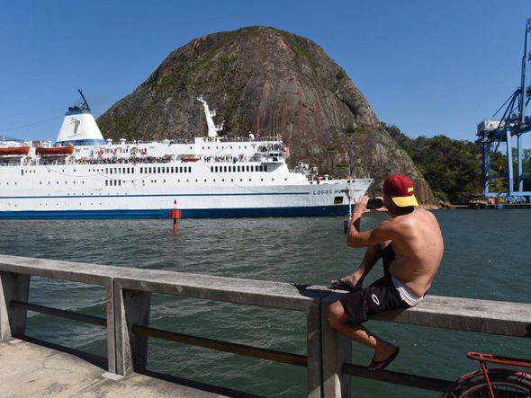 Navio chamou a atenção de quem passava pela avenida Beira-Mar, em Vitória por Vitor Jubini