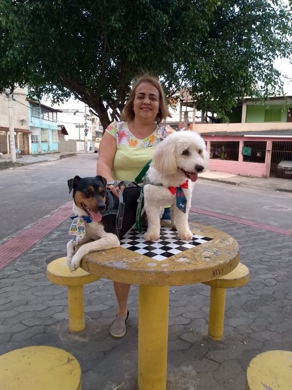 Mariuza de Souza, com Ragnar e Hope. Crédito: Arquivo pessoal