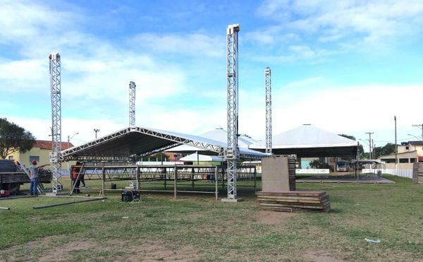 Os preparativos já começaram na Vila de Povoação, balneário de Linhares. De sexta (11) até domingo (13), vários artistas locais vão se apresentar no evento. Crédito: Prefeitura de Linhares / Divulgação