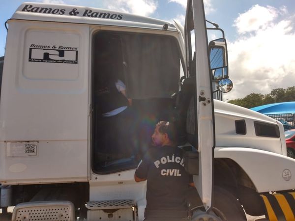 Trabalho da perícia em carreta com bobina que provocou acidente em Vila Velha. Crédito: Elis Carvalho