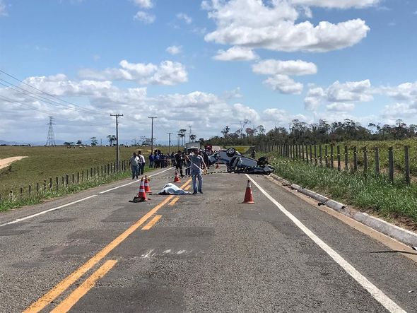 Capotamento na ES 248, em Linhares, mata duas pessoas e deixa outras três feridas por Luiz Veiga | TV Gazeta Norte