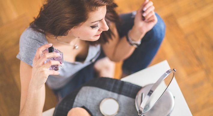 Primeira dica: com moderação. É desagradável sentir o excesso da fragrância, por melhor que ela seja. Tudo que é demais sobra e, nesse caso, enjoa