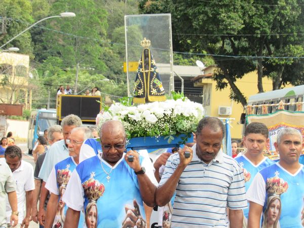 Fiéis participam de procissão com a imagem de Nossa Senhora Aparecida, na Região de São Pedro. Crédito: Divulgação