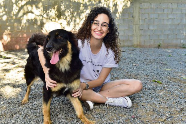Flavia com um dos cães do abrigo. Ela conta que eles a ajudaram a enfrentar a depressão. Crédito: Fernando Madeira