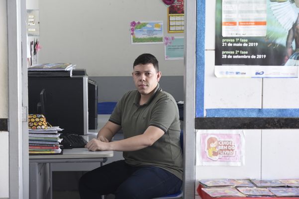 O professor Felipe Polez trabalha 25 horas semanais para receber cerca de R$ 1200 em Águia Branca. Crédito: Carlos Alberto Silva