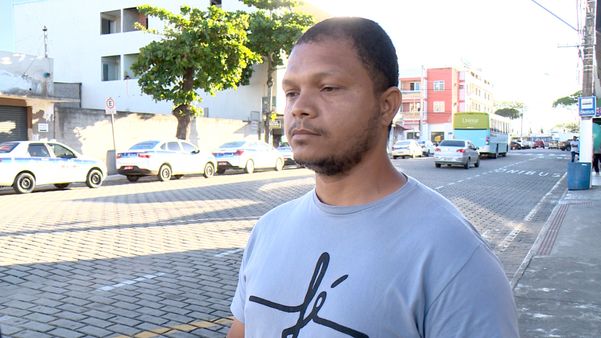 O taxista Lucas de Oliveira Fragoso trabalha no ponto da rodoviária do Centro de Linhares. Crédito: Reprodução | TV Gazeta Norte