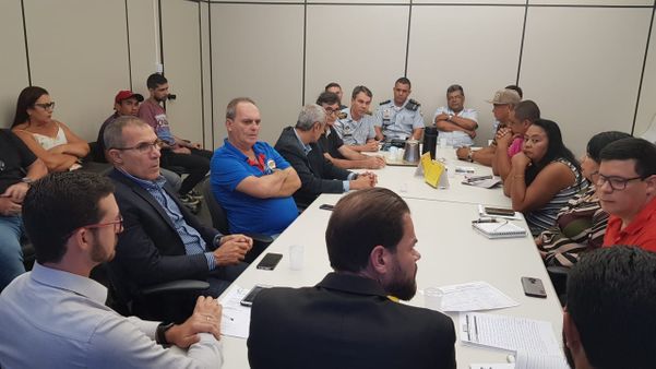Reunião entre os moradores na prefeitura. Crédito: Divulgação