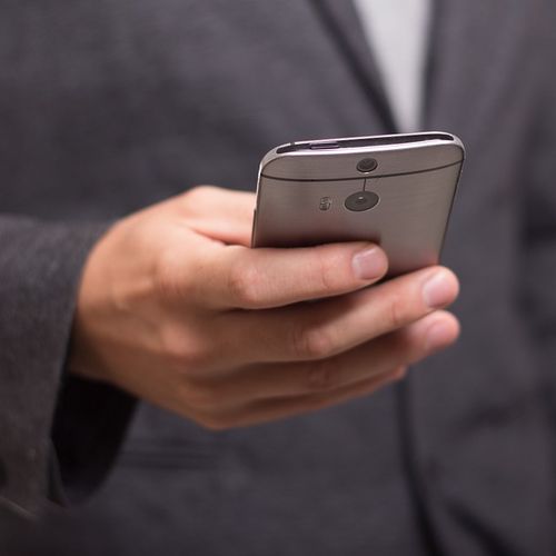 Criminosos se passam por lindas jovens e trocam fotos íntimas com as vítimas, para depois pedir dinheiro para que o material não seja publicado na internet