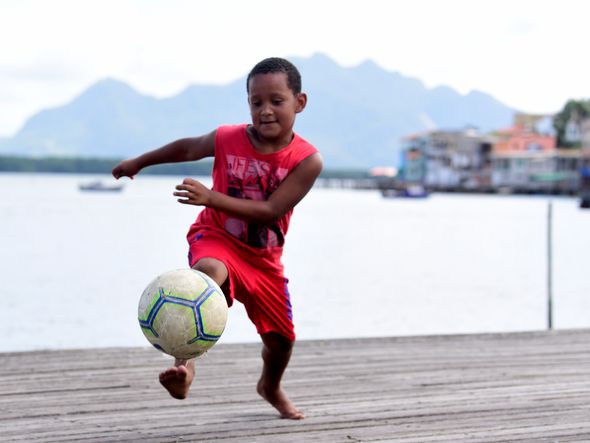 Jonh Cabral, ele gosta de jogar bola na Ilha das Caieiras - Dia das Crianças  por Ricardo Medeiros