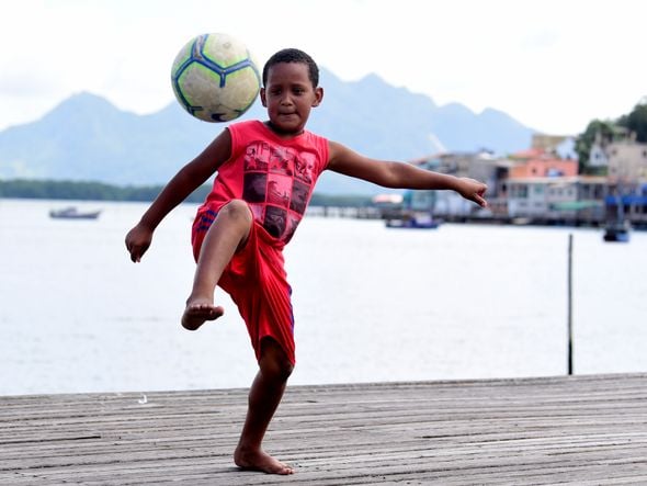 Jonh Cabral, ele gosta de jogar bola na Ilha das Caieiras - Dia das Crianças  por Ricardo Medeiros