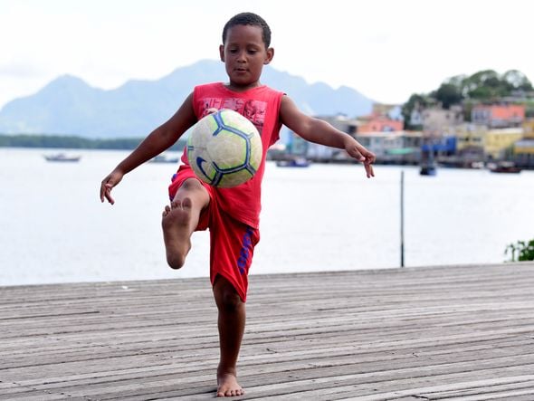 Jonh Cabral, ele gosta de jogar bola na Ilha das Caieiras - Dia das Crianças  por Ricardo Medeiros