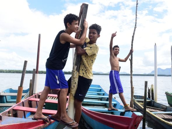Wesley Donato com o irmão Eric e o primo Maicon, brincando na Ilha das Caieiras por Ricardo Medeiros 