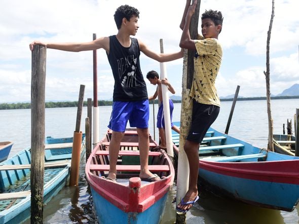Wesley Donato com o irmão Eric e o primo Maicon, brincando na Ilha das Caieiras por Ricardo Medeiros 