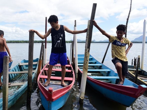 Wesley Donato com o irmão Eric e o primo Maicon, brincando na Ilha das Caieiras por Ricardo Medeiros 