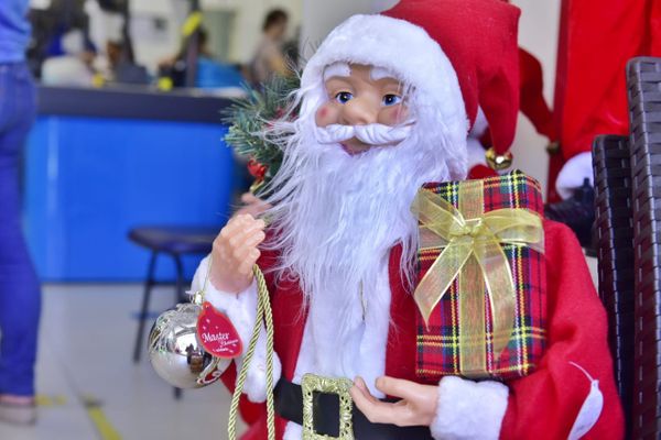 Miniatura de Papai Noel é opção em loja. Crédito: Fernando Madeira