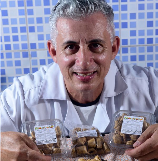 Marco Rocha, ele produz balas de coco com sabor de café. Crédito: Ricardo Medeiros