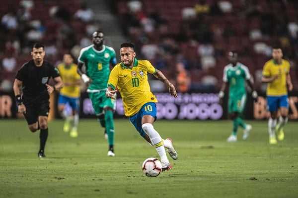 Neymar não conseguiu ajudar o Brasil a vencer a seleção de Senegal, mas acha que carrega o time nas costas. Crédito: Pedro Martins/Mowa Press