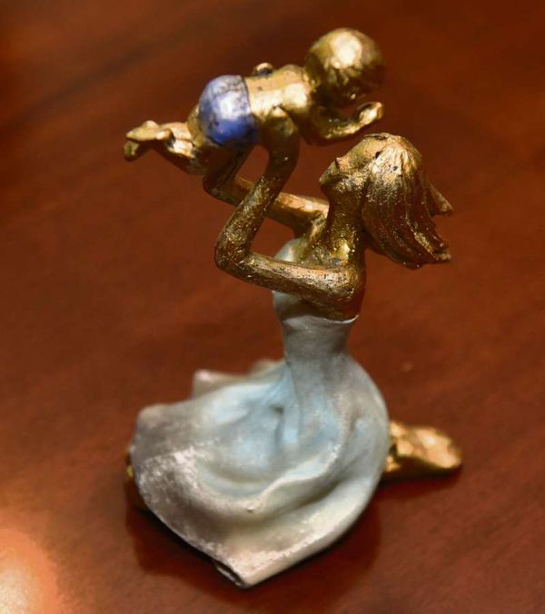 VIckie White: “Ganhei essa escultura da minha sogra. Ela representa o amor da mãe pelo filho e a deixo no meu consultório. Sempre que olho para ela me lembro da família e da vontade que tenho de ter gêmeos”. Crédito: Fernando Madeira