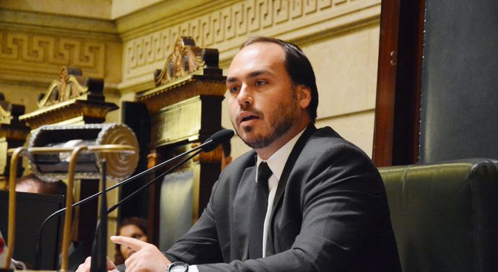 Depois de passar um período com publicações mais amenas, Carlos recorreu ao velho estilo e disparou ofensas