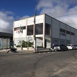 Vítima foi atingida por três disparos e recebeu atendimento do  Serviço de Atendimento Móvel de Urgência (Samu) antes de ser levada ao hospital.