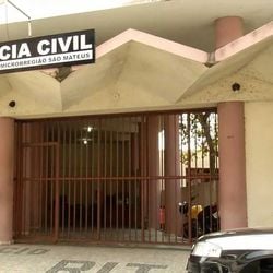 Vítima de 31 anos contou que foi ameaçada por dois homens no bairro Vila Nova; suspeitos fugiram em uma moto após os disparos