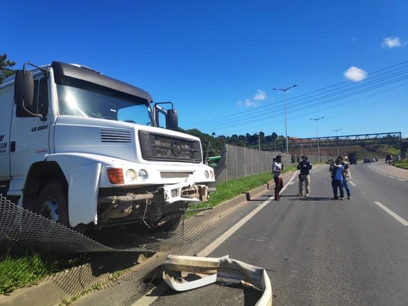  Acidente com carreta cerca de 200 metros de um atropelamento com morte na Rodovia do Contorno em Cariacica por Isaac Ribeiro