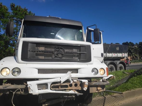  Acidente com carreta cerca de 200 metros de um atropelamento com morte na Rodovia do Contorno em Cariacica por Isaac Ribeiro