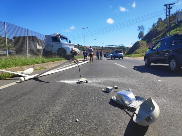  Acidente com carreta cerca de 200 metros de um atropelamento com morte na Rodovia do Contorno em Cariacica por Isaac Ribeiro