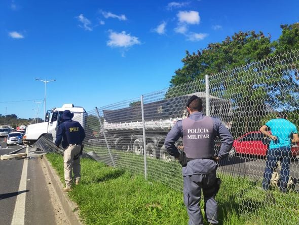  Acidente com carreta cerca de 200 metros de um atropelamento com morte na Rodovia do Contorno em Cariacica por Isaac Ribeiro