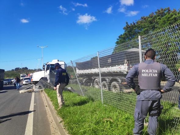  Acidente com carreta cerca de 200 metros de um atropelamento com morte na Rodovia do Contorno em Cariacica por Isaac Ribeiro