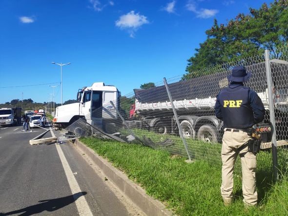  Acidente com carreta cerca de 200 metros de um atropelamento com morte na Rodovia do Contorno em Cariacica por Isaac Ribeiro