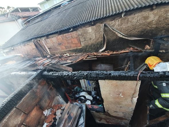Casa pega fogo em Castelo por Corpo de Bombeiros