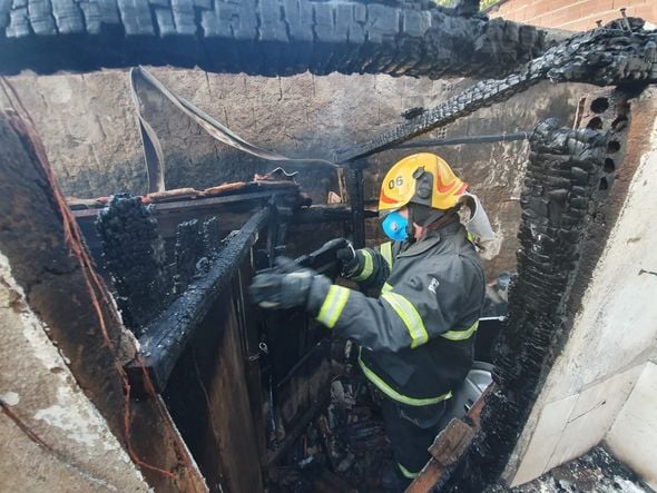 Casa pega fogo em Castelo por Corpo de Bombeiros