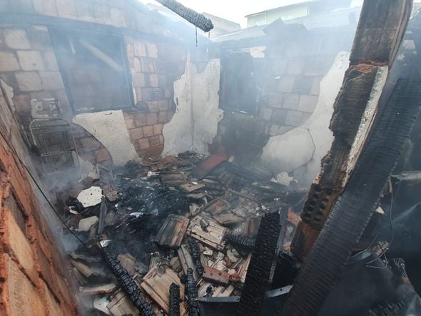 Casa pega fogo em Castelo por Corpo de Bombeiros