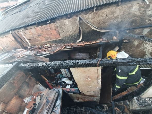 Casa pega fogo em Castelo por Corpo de Bombeiros