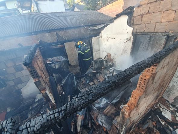 Casa pega fogo em Castelo por Corpo de Bombeiros
