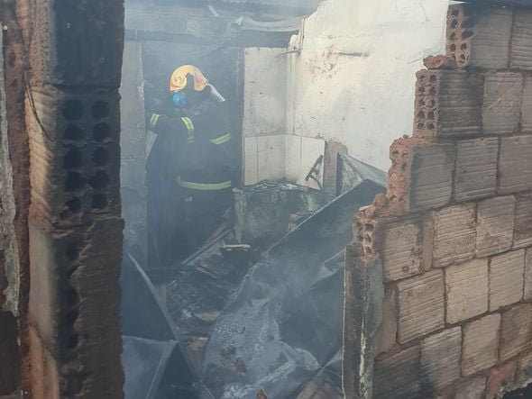 Casa pega fogo em Castelo por Corpo de Bombeiros