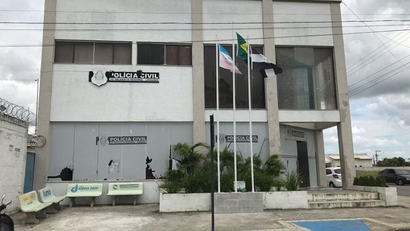 Durante a fuga, homem se envolveu em dois acidentes com a caminhonete que ele dirigia e conseguiu fugir em uma moto, abandonando o veículo com a vítima dentro