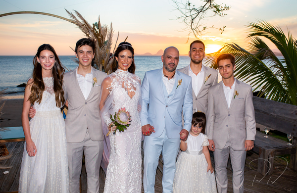 Casamento: Márcia Gabriella Barros e Libório Mulle Jr rodeado pelos filhos no dia do sim-sim. Crédito: André Alves