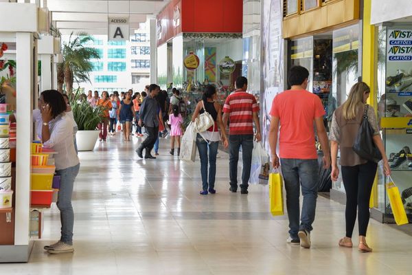 Movimentação em shopping: comércio foi o setor que mais contratou em novembro. Crédito: Valter Campanato/Agência Brasil