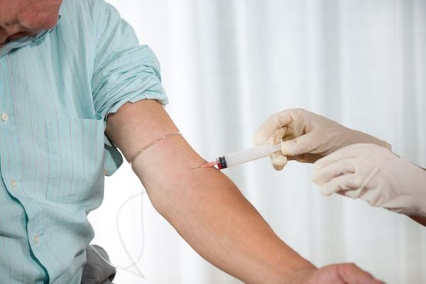 Homem fazendo exame de sangue