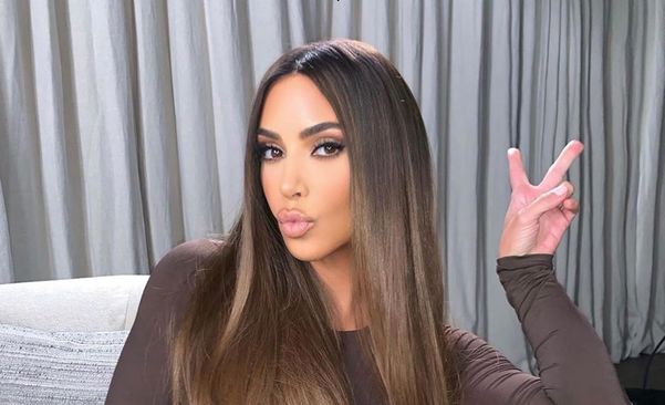 Kim Kardashian foi a responsável pela popularização do contorno