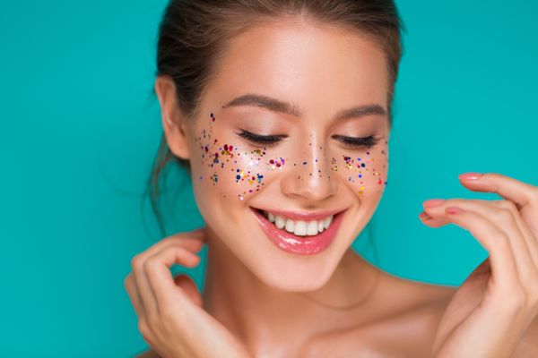 Óleos e fita crepe podem te ajudar na missão de retirar o glitter do corpo. Crédito: Shutterstock