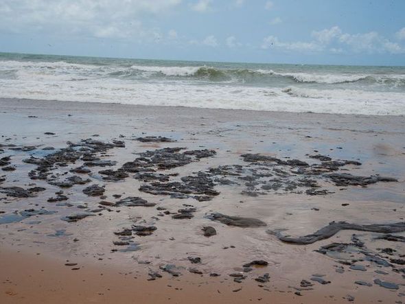Mancha de óleo na praia do Nordeste por Adema/Governo de Sergipe