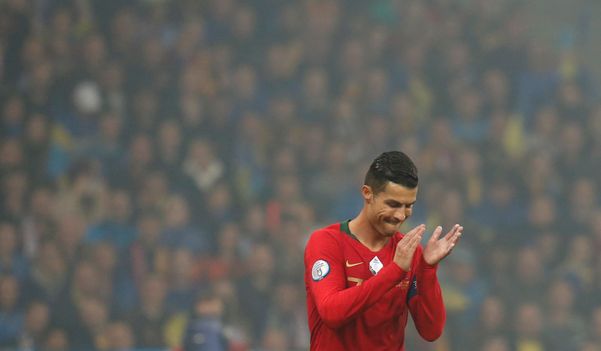 Cristiano Ronaldo marcou o gol de número 700 na carreira diante da Ucrânia