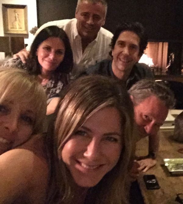 Jennifer Aniston abre conta no Instagram e sua primeira foto é com seu ex-colegas de elenco da série 