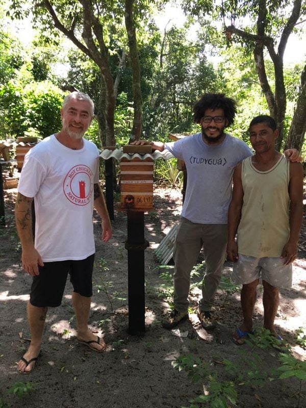 O chef Alex Atala visitou a Aldeia de Comboios, onde foi recebido por Tiago e Alcélio, à direita, e pode conhecer como é produzido o mel de abelhas sem ferrão. Crédito: Arquivo Pessoal