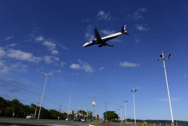 11/10/2019 - Avião se preparando para aterrissar no aeroporto de Vitória/ES