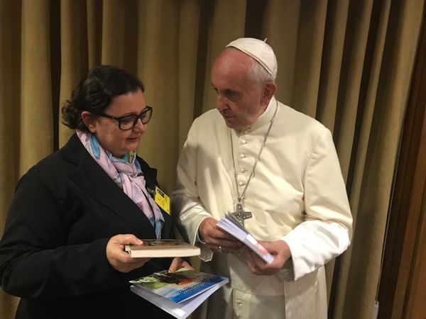 A professora Márcia Maria de Oliveira com o Papa Francisco. Crédito: Márcia Maria de Oliveira/arquivo pessoal