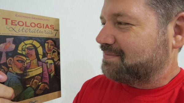 Livro “A opção pelos pobres na poesia de Patativa do Assaré”  com o autor Emerson Sbardelotti, doutorando em Teologia. Crédito: Divulgação